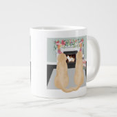 クリスマスの暖炉のシーンで黄色のラブラドール犬 ジャンボコーヒーマグカップ (正面右)