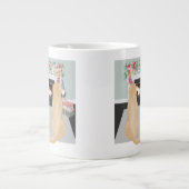 クリスマスの暖炉のシーンで黄色のラブラドール犬 ジャンボコーヒーマグカップ (正面)