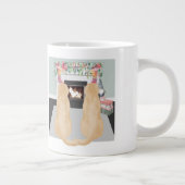 クリスマスの暖炉のシーンで黄色のラブラドール犬 ジャンボコーヒーマグカップ (右)