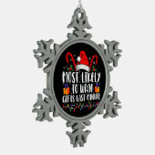 クリスマスの最後に贈り物を包む可能性が最も高い スノーフレークピューターオーナメント (左)