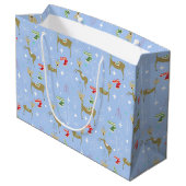 クリスマスの木々と雪のかけら飾りのかわいい鹿 ラージペーパーバッグ (裏面アングル)