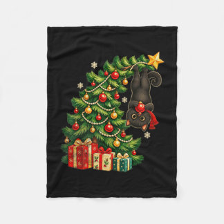 クリスマスの木からぶら下がる黒猫のペット フリースブランケット