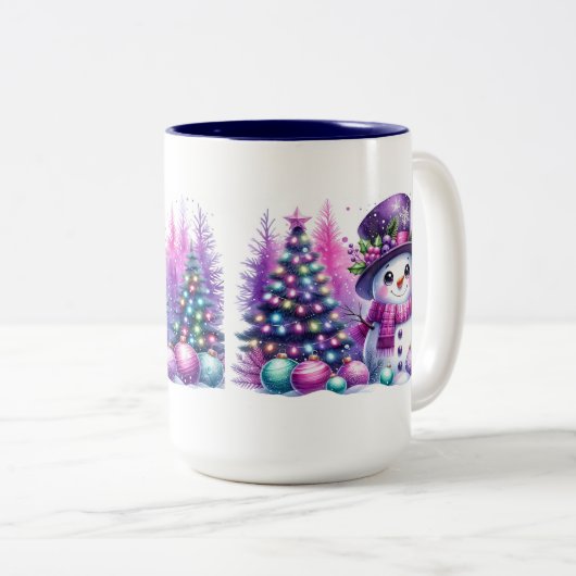クリスマスの木に囲まれた可愛い雪だるま ツートーンマグカップ (正面右)