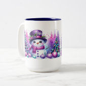 クリスマスの木に囲まれた可愛い雪だるま ツートーンマグカップ (正面左)