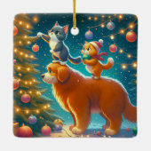 クリスマスの木に犬の飾上に立つ猫 セラミックオーナメント (裏面)