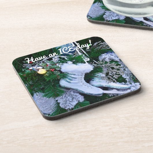 クリスマスの木に青いグリッターと毛皮のアイススケート コースター (左側)