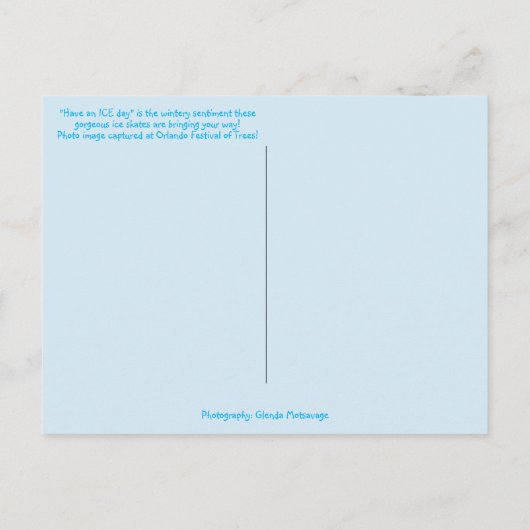クリスマスの木に青いグリッターと毛皮のアイススケート ポストカード (裏面)