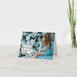 クリスマスの木のそばに座っている女の子 シーズンカード