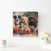 クリスマスの木の下でプレゼントを前にした子犬たち スクエア壁時計 (ホーム)