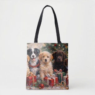 クリスマスの木の下でプレゼントを貰った子犬たち トートバッグ