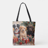 クリスマスの木の下でプレゼントを貰った子犬たち トートバッグ (裏面)