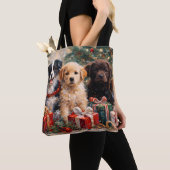クリスマスの木の下でプレゼントを貰った子犬たち トートバッグ (クローズアップ)