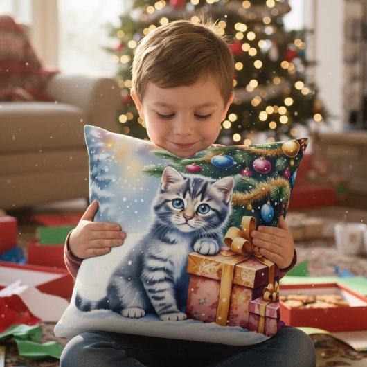 クリスマスの木の下の可愛い子猫 クッション