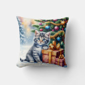 クリスマスの木の下の可愛い子猫 クッション (正面)