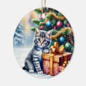 クリスマスの木の下の可愛い子猫 セラミックオーナメント (左)