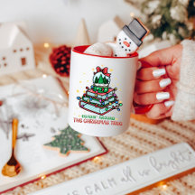 クリスマスの木の周りで読書するキュートな本の愛好家 