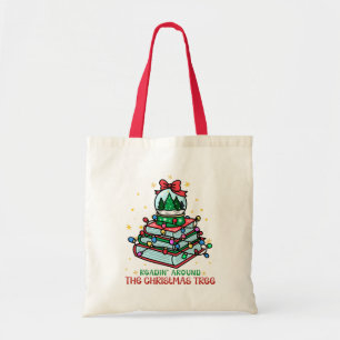 クリスマスの木の周りで読書する本の虫 トートバッグ