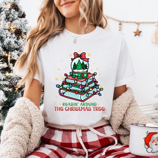 クリスマスの木の周りで読書 Tシャツ
