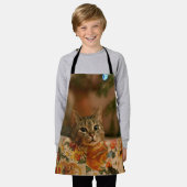 クリスマスの木の後ろから見る子猫 エプロン (着用した状態)