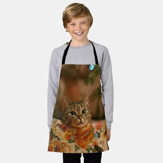 クリスマスの木の後ろから見る子猫 エプロン (着用した状態)