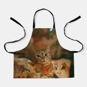 クリスマスの木の後ろから見る子猫 エプロン (正面)