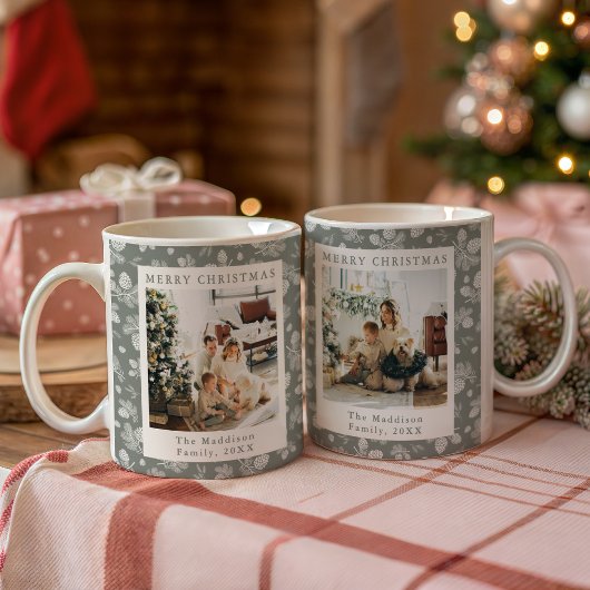 クリスマスの松ぼっくりと葉のグリーンパターンの写真 コーヒーマグカップ