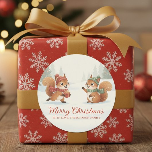 クリスマスの森で遊ぶリスたち ラウンドシール