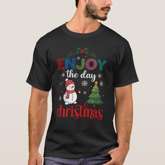 クリスマスの楽しい日の雪だるまの木の雪の結晶 Tシャツ (正面)