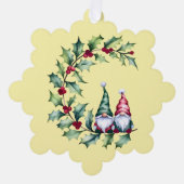 クリスマスの水彩グノームがヒイラギの小枝に座っている オーナメントカード (正面)