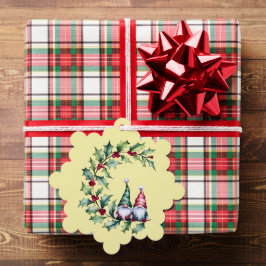 クリスマスの水彩グノームがヒイラギの小枝に座っている オーナメントカード