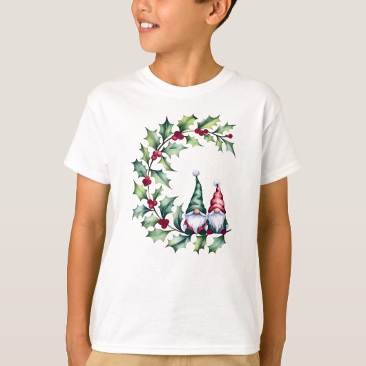 クリスマスの水彩グノームがヒイラギの小枝に座っている Tシャツ (正面)