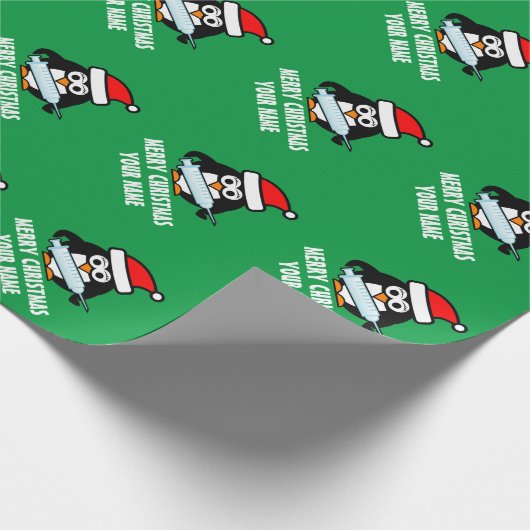 クリスマスの注射器付きかわいいナースペンギン ラッピングペーパー (角)