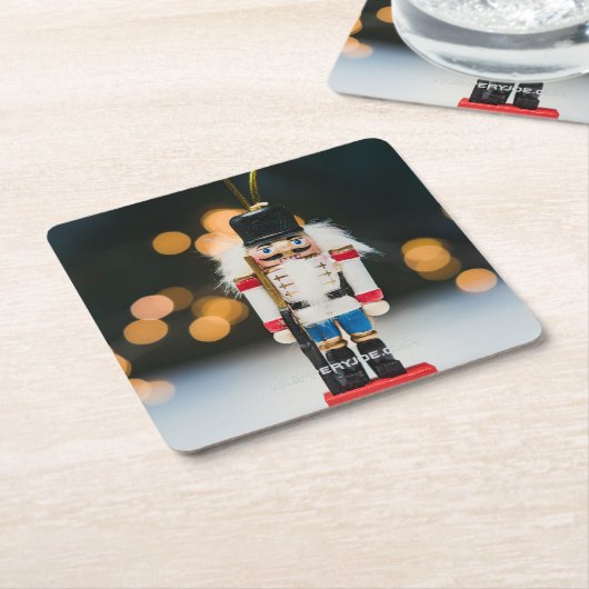 クリスマスの滑りやすいジョーくるみ割り人形オーナメント スクエアペーパーコースター (アングル)