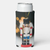 クリスマスの滑りやすいジョーくるみ割り人形オーナメント スリム缶クーラー (Seltzer正面)