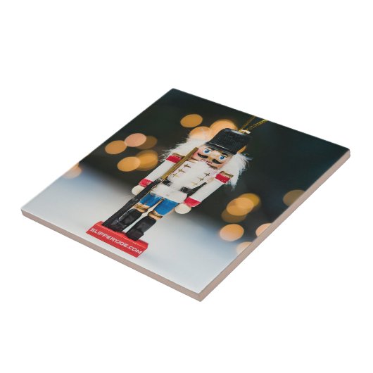 クリスマスの滑りやすいジョーくるみ割り人形オーナメント タイル (側面)