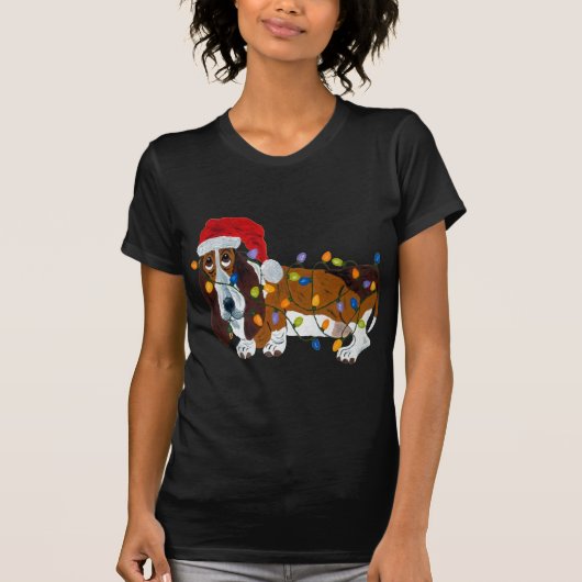 クリスマスの照明でもつれるバセット犬 Tシャツ (正面)