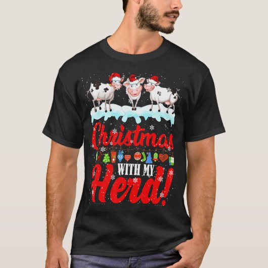 クリスマスの牛群 サンタの牛 牧場のイルミネーション Tシャツ (正面)