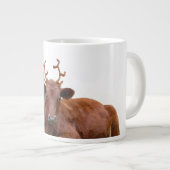 クリスマスの牛-サンタの帽子および(雄ジカの)枝角 ジャンボコーヒーマグカップ (正面右)