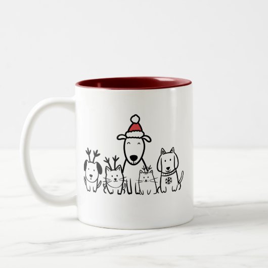 クリスマスの犬と猫のトナカイの休日 ツートーンマグカップ (左)