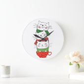 クリスマスの猫たちがカップにスカーフおもしろいを積み重ねかわいい ラージ壁時計 (ホーム)