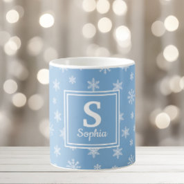 クリスマスの白い雪の結晶　ベイビーブルーのモノグラム コーヒーマグカップ
