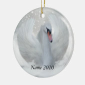 クリスマスの白鳥のオーナメント-あなたの名前はカスタマイズ セラミックオーナメント (左)