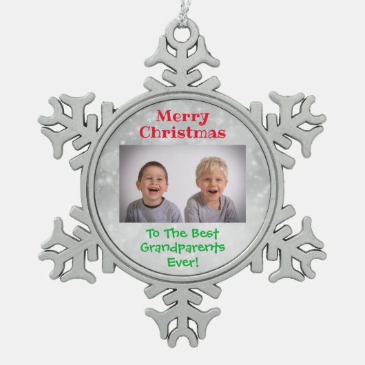 クリスマスの祖父母と孫の写真 スノーフレークピューターオーナメント (正面)