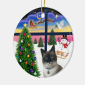 クリスマスの窓辺 - スノーシューキャット セラミックオーナメント (左)