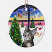 クリスマスの窓 茶トラの虎猫 セラミックオーナメント (左)