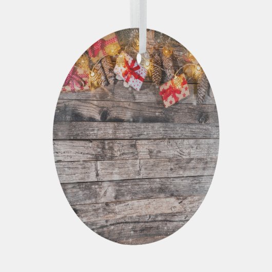 クリスマスの素朴な背景、木製の厚板。 ガラスオーナメント (正面右)