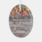 クリスマスの素朴な背景、木製の厚板。 ガラスオーナメント (正面左)