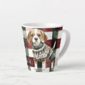 クリスマスの緑のセーターを着た犬 カフェラテマグ (右アングル)