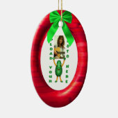 クリスマスの緑のリボンの赤は写真の入口を加えます セラミックオーナメント (右)