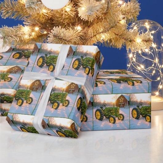 クリスマスの緑のヴィンテージトラクターと赤い納屋 ラッピングペーパー (クリスマス)